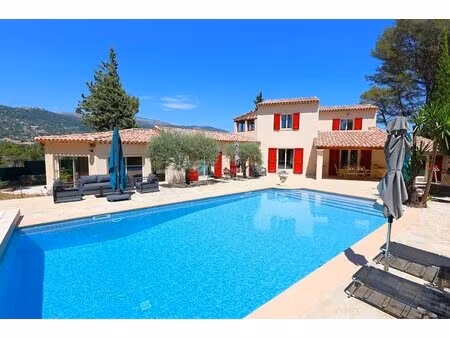 villa de standing de 300 m² avec piscine et 3704 m² de terrain