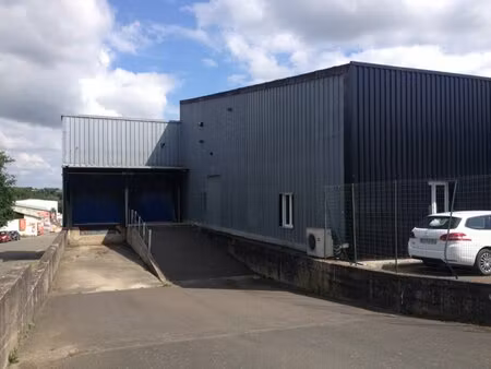 à louer local commercial 800 m² – 3 900 € |laval