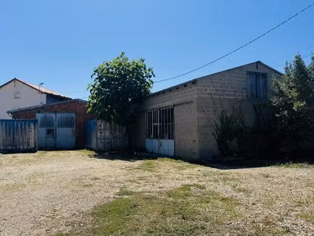 garages et terrain en plein centre-bourg