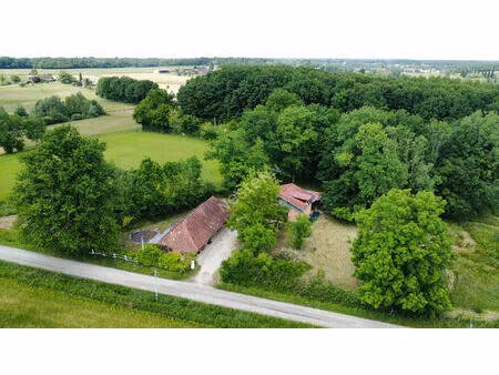 maison située au sud louhans et ses 157 arcades  proche de l'autoroute a39 et de l'a6