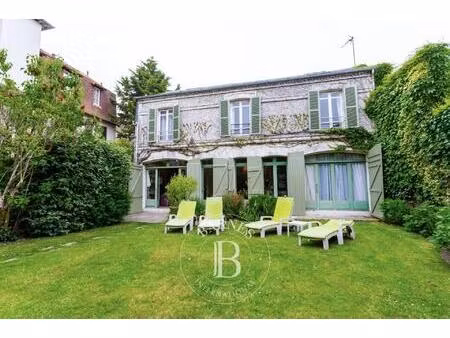 deauville triangle d'or  maison de ville avec son jardin à l'abri des nuisances
