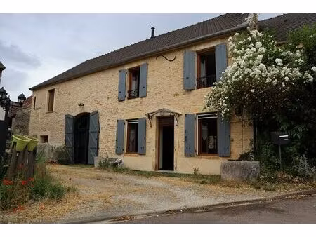 cette maison de caractère en pierre offre tout le confort d’une habitation prête à vivre.