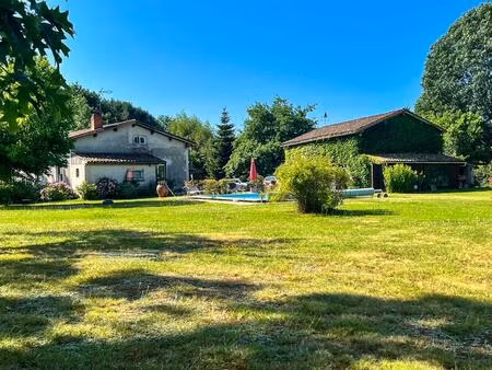maison avec piscine et dépendances