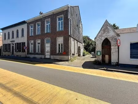 herenhuis met bijgebouwen en uitgestrekte tuin.