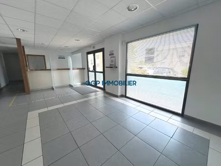 local commercial - fronton