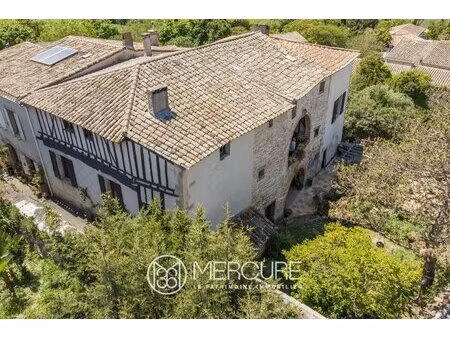 belle maison medievale dans joli village