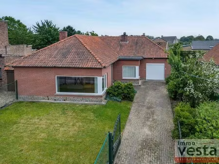 bungalow met vier slaapkamers  inpandige garage en ruime tuin in kortessem