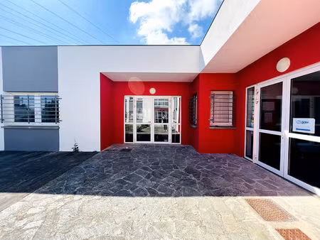 ensemble de bureaux d'une surface de 232m2 avec 12 places de parking