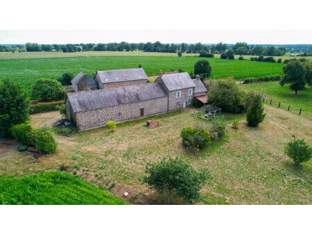 exclusivité rs : longère à ceaucé  avec dépendances  3500m2 de terrain possibilité 2.3 hec