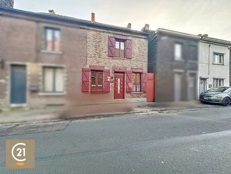 jolie maison de deux chambres avec terrasse et jardin.