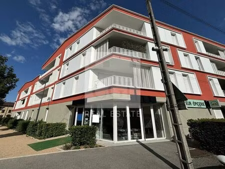 location commerce 151 m² à la verpillière (38290)