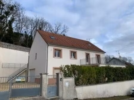 découvrez cette magnifique maison contemporaine de 202 m²  offrant une vue dégagée. baigné