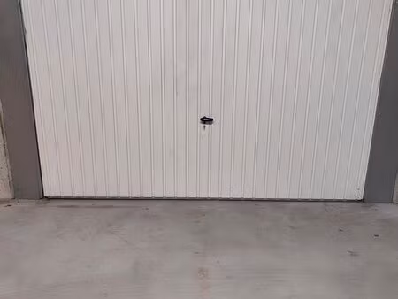 box souterrain fermé de stockage ou parking