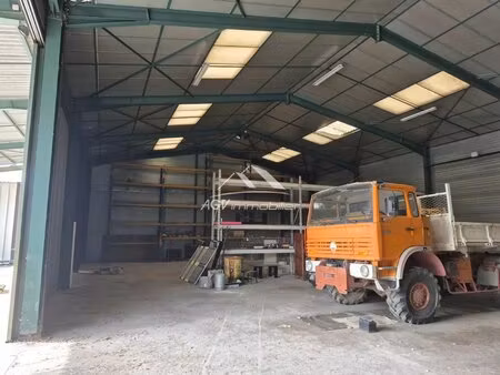 1600 m² de locaux professionnels   bureaux   habitation sur 12500 m² de terrain.