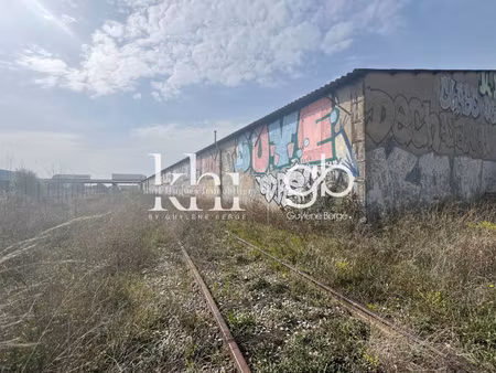 bâtiment industriel de 2700m2 avec accès ferroviaire