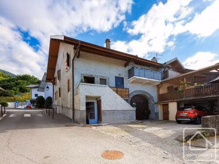 une charmante maison de village pleine de caractère  divisée en trois appartements