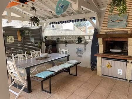 mison de ville atypique avec garage et jardin.