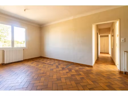 maison à rénover  2 chambres  garage  sous-sol  1900 m2 en