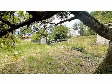 terrain constructible arboré  calme et potentiel.