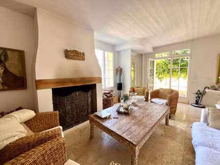 élégante chartreuse en pierre rénovée avec soin à monbazill