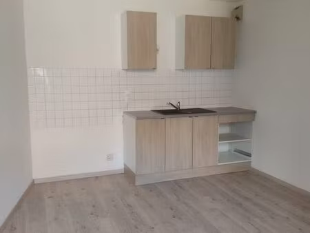 f3 refait à neuf au centre  immeuble calme avec faibles charges