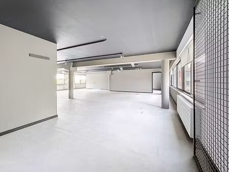 espace de bureau/salle d'exposition spacieux à louer