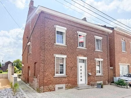 visitez cette spacieuse maison située à mornimont !