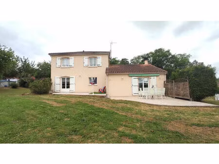 belle villa au milieu d'un parc arboré.