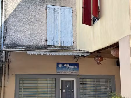 au centre du village  immeuble à rénover avec local commercial et appartement de 125m2 et 