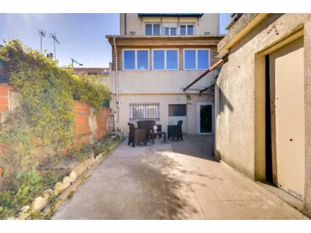 bureau à louer - cour extérieure