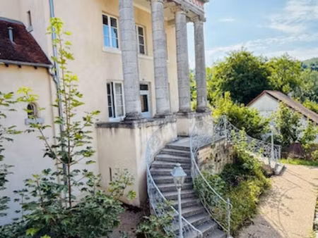 dans un ancien château appartement 84 m² + terrasse / cave voûtée/parking