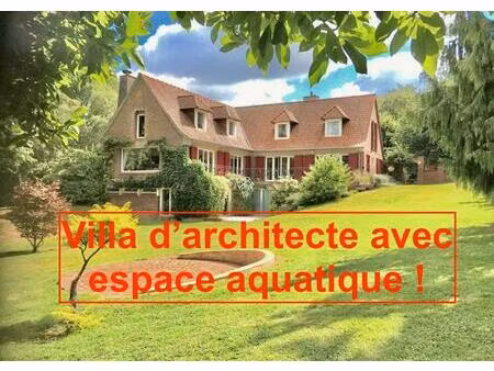 villa d’architecte accompagnée de son espace aquatique et de son écrin de verdure