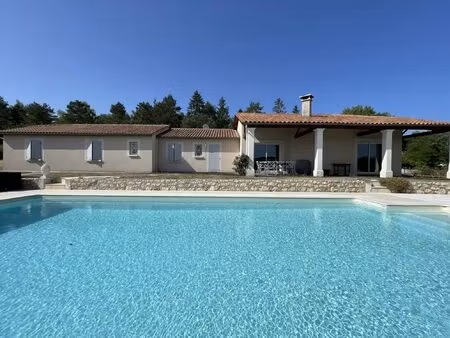 belle maison de plain-pied avec piscine et dépendances