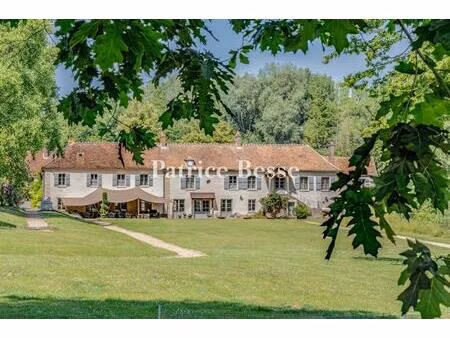 à 40 min au nord de paris  dans un parc de 20 ha  une propriété du 18e s. et son vaste