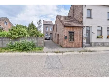 maison villageoise atypique  nichée à l’écart de la voirie.