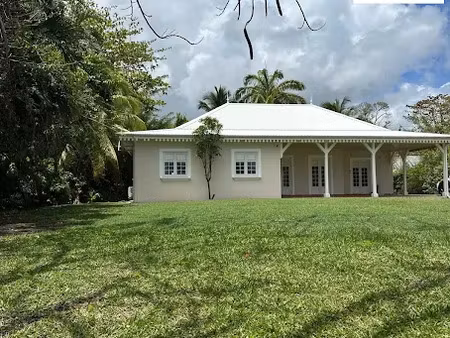 location villa 4 pièces 105 m² à le francois (97240)  2 650 €