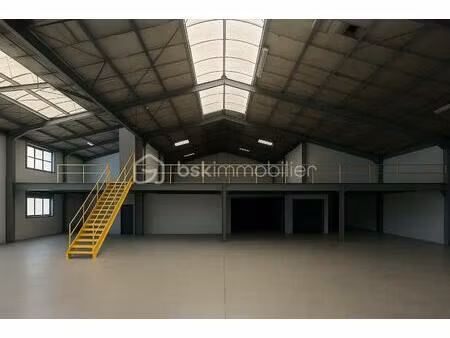 local de stockage de 1 600 m² à contres