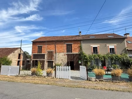 en exclusivite gite/maison en pierre  164m²  avec dépendances sur 945m² de terrain 143 000