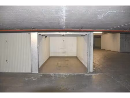 praktische garagebox van residentie pentagon  gelegen aan jozef nellenslaan 73.