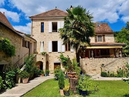 propriete de caractere avec dependance   proche figeac (lot)