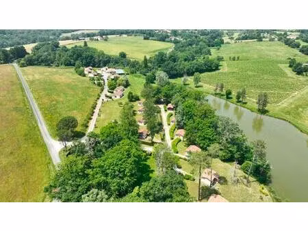 domaine avec locations de vacances - piscine - hotel et lac