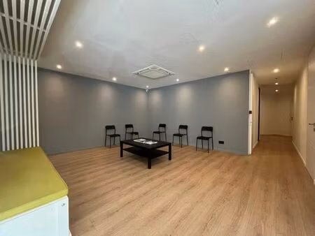 plusieurs bureaux dans un cadre de travail agréable