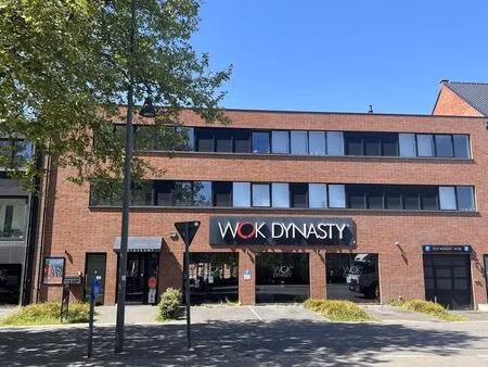 propriété commerciale avec appartements au-dessus  dans un e