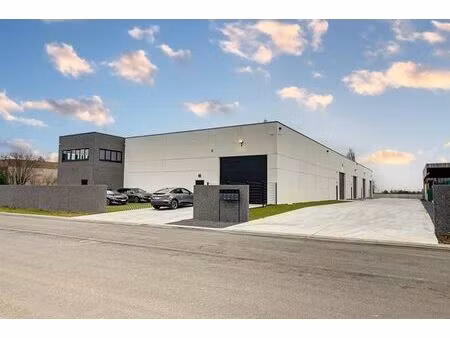 entrepôt neuf de 300m². libre le 1er novembre 2025 (possibil