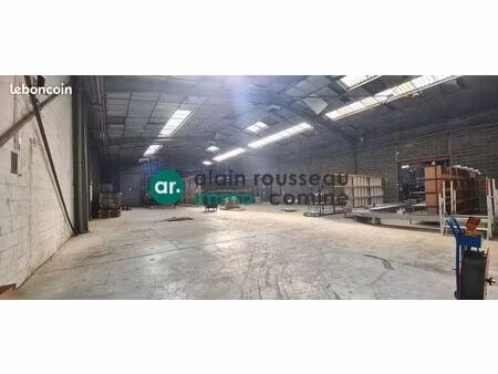 local 800 m² segré