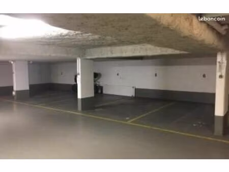 location parking sécurisé et couvert / place st médard  proche gare de creil