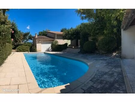 maison de plain pied 135m2 avec piscine sur terrain 1200 m2 quartier  calme et recherché