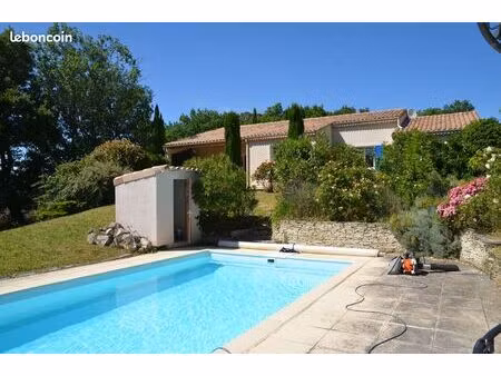 maison plein pied sur terrain de 1600 m² et piscine