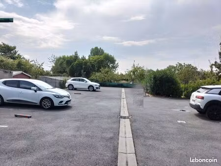 5 emplacements de parking