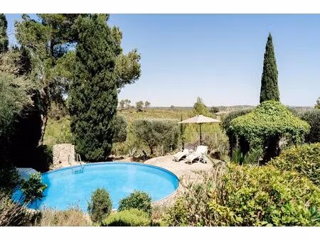 charmante maison avec vue sur les environs et piscine
